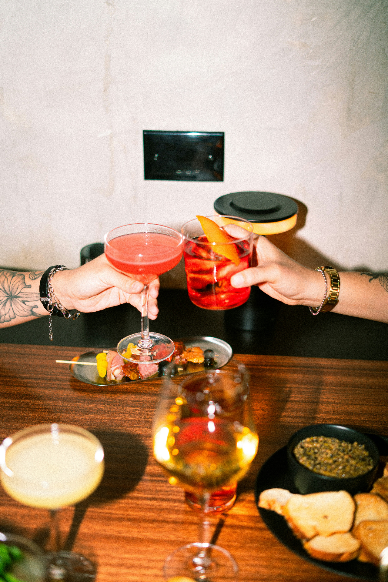 Un brindisi con cocktail e taglieri al bar del rione